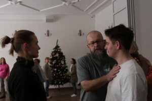 warsztat z przytulania z elementami ćwiczeń TRE z Tomaszem Weprzędzem (fot. Agnieszka - Ag YoKo)