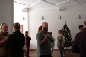warsztat z przytulania z elementami ćwiczeń TRE z Tomaszem Weprzędzem (fot. Agnieszka - Ag YoKo)